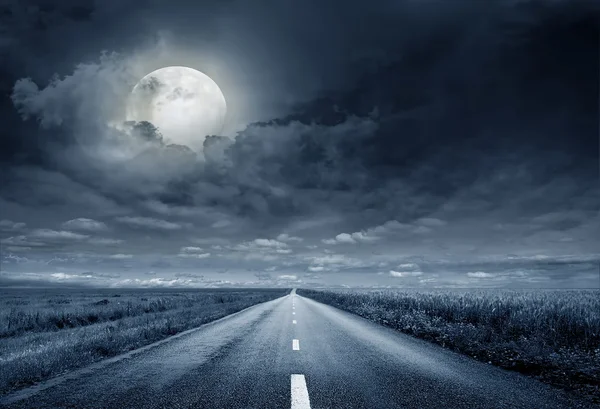 Estrada de asfalto noite — Fotografia de Stock
