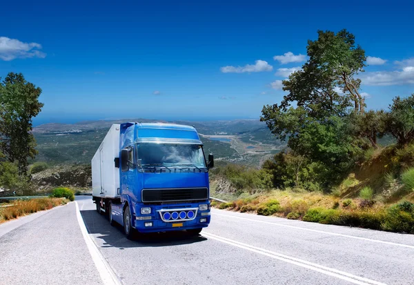 Caminhão carregando cargas em uma estrada de montanha — Fotografia de Stock