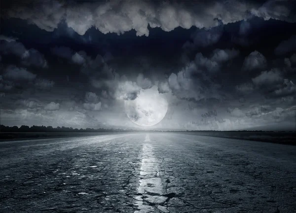 Night road against the background of cumulus clouds — Stock Photo, Image