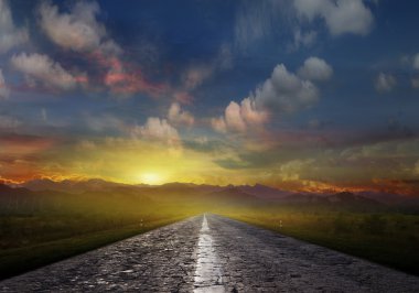 Merkezi aşağı beyaz çizgiler ile uzun yol ülke 