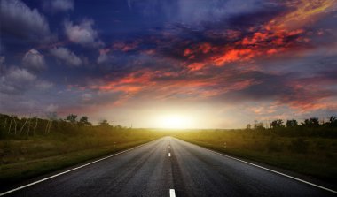 ülkede yol karanlık gökyüzü