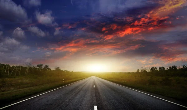 Estrada rural com um céu escuro — Fotografia de Stock