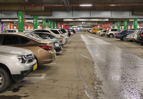 Yeraltı otopark. Çok sayıda araç