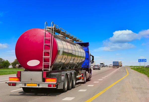 Tanker con autocisterna cromata in autostrada . — Foto Stock