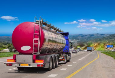 Tanker ile krom tanker karayolu üzerinde.