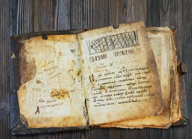 Beyazda izole edilmiş eski kitap