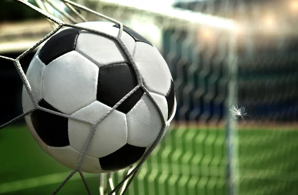 Fútbol. La pelota vuela hacia la puerta de la red — Foto de Stock