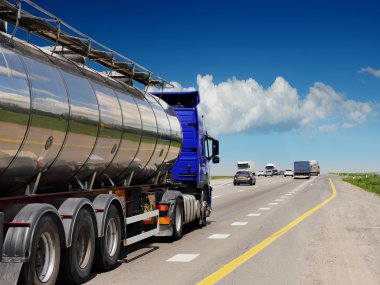 Tanker ile krom tanker karayolu üzerinde. Ziyaret çalışma