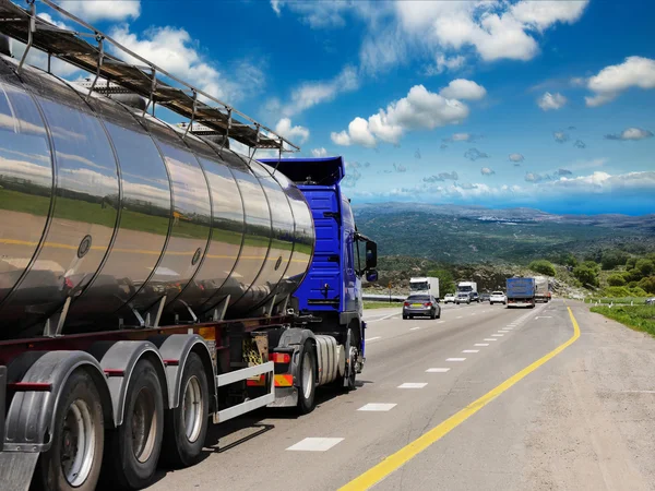 Tankwagen mit Chromtanker auf der Autobahn. Arbeitsbesuch — Stockfoto