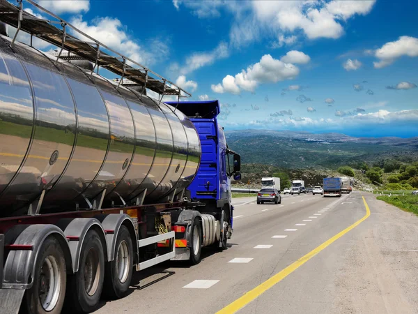 Citerne avec citerne chromée sur l'autoroute. Visite de travail — Photo