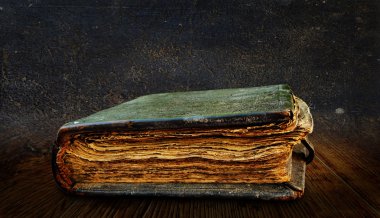 Beyazda izole edilmiş eski kitap