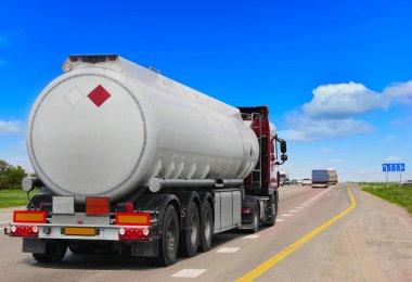 Tanker ile krom tanker karayolu üzerinde.