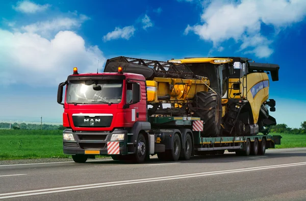 Anhänger transportiert Mähdrescher. — Stockfoto