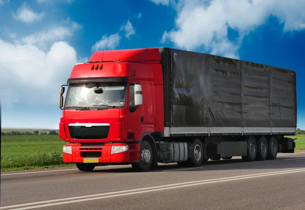 Remolque rojo en Schosse. cargas de transporte — Foto de Stock