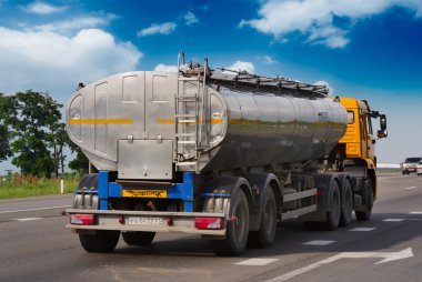 Tanker ile krom tanker karayolu üzerinde. Ziyaret çalışma