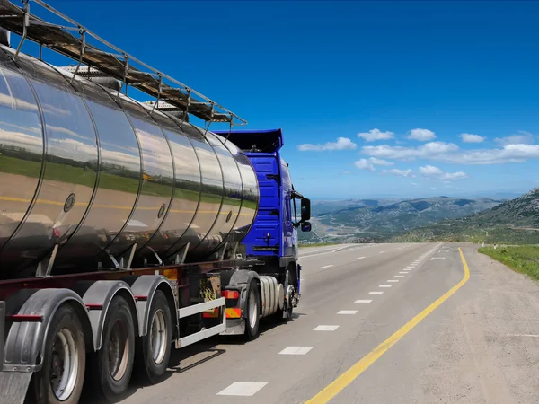 Tanker with chrome tanker on the highway. Working visit — Stock Photo, Image