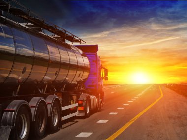 Tanker ile krom tanker karayolu üzerinde. Ziyaret çalışma