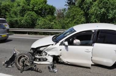 Otoyolda kaza. Acil araba çarpışma sonra