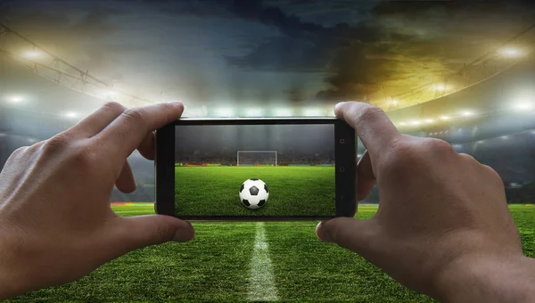 Jogo de futebol ao vivo em smartphone 3d com jogadores de futebol sem rosto  contra fundo roxo