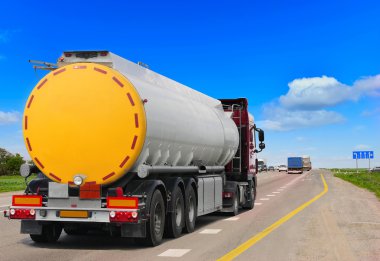 Tanker ile krom tanker karayolu üzerinde.
