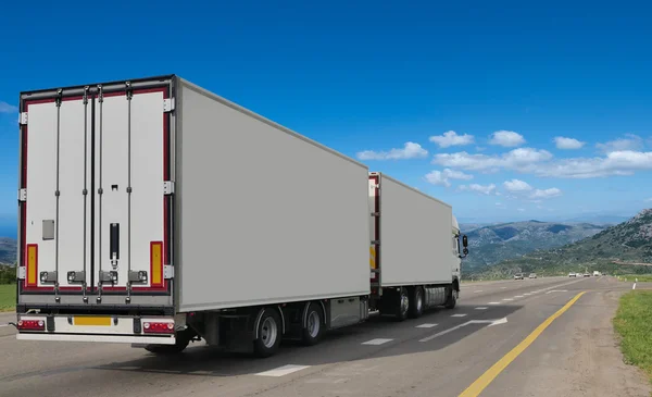 Recipiente na grande auto-estrada. cargas de transporte — Fotografia de Stock