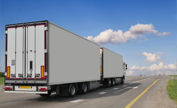 Container auf der großen Autobahn. Transportlasten — Stockfoto