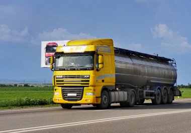 Tanker ile krom tanker karayolu üzerinde. Ziyaret çalışma