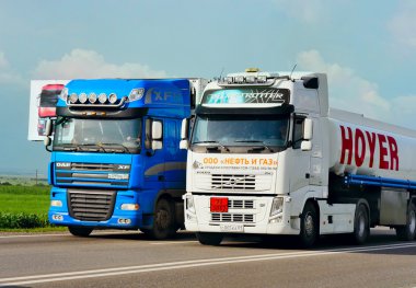 Römork arabalar karayolu üzerinde taşıma