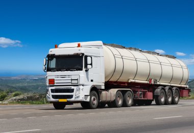 Tanker karayolu üzerinde. Ziyaret çalışma
