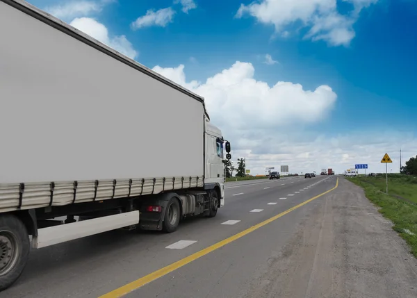 Contenedor en la gran carretera. cargas de transporte — Foto de Stock