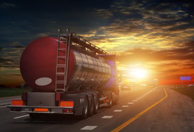 Tanker ile krom tanker karayolu üzerinde.