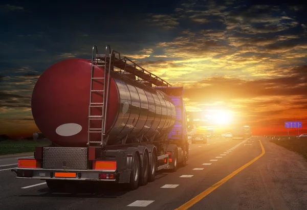 Tanker con autocisterna cromata in autostrada . — Foto Stock