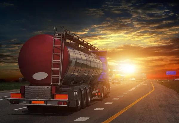 Tanker ile krom tanker karayolu üzerinde.
