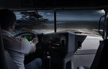 Kamyon şoförü gece yolda. iş gezisi