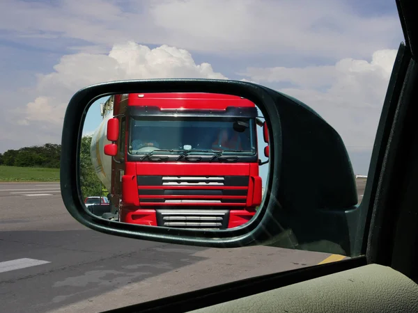 Φορτηγό στον καθρέφτη. — Φωτογραφία Αρχείου