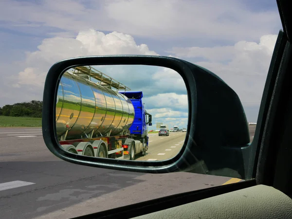 Vrachtwagen in de achteruitkijkspiegel. — Stockfoto