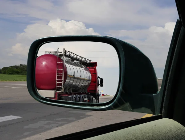 Вантажівка у дзеркалі заднього виду . — стокове фото