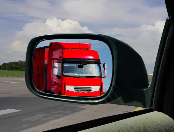 Caminhão no espelho retrovisor . — Fotografia de Stock