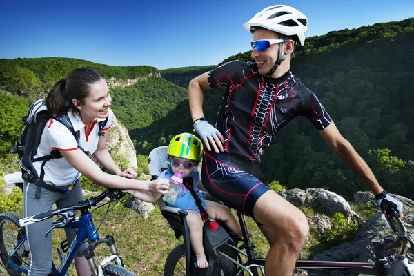 Vacances à vélo en famille à la montagne — Photo