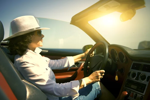 Vrouw in de auto. — Stockfoto