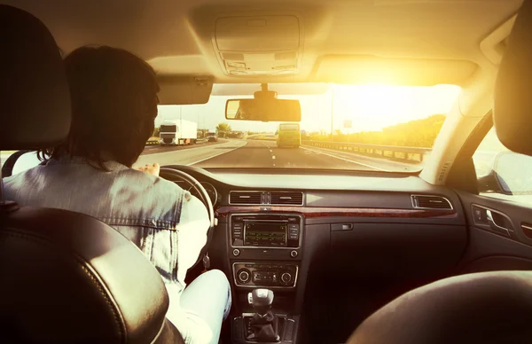 L'uomo al volante la macchina — Foto Stock