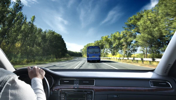 Trasporto e concetto di veicolo - uomo che sposta l'ingranaggio su ca — Foto Stock