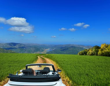 Beyaz üstü açık bir ülke Road ile alanlar