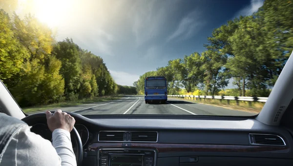 Mann am Steuer seines Autos — Stockfoto