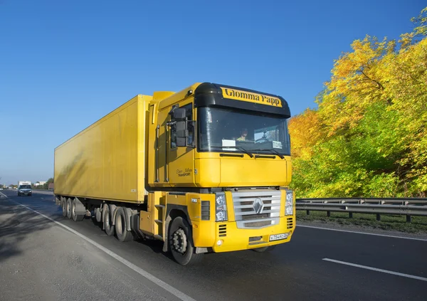 Gelber Anhänger mit Ladung auf dem Gleis — Stockfoto