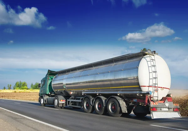 Gas tank op de weg — Stockfoto