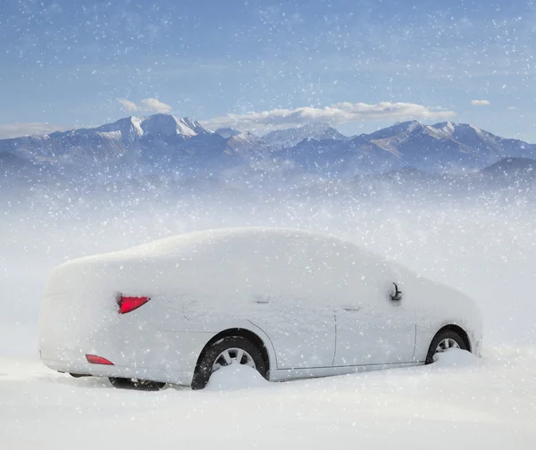 车在雪中 — 图库照片