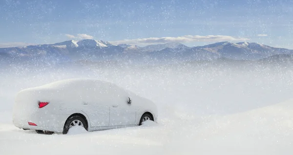 Voiture dans la neige — Photo