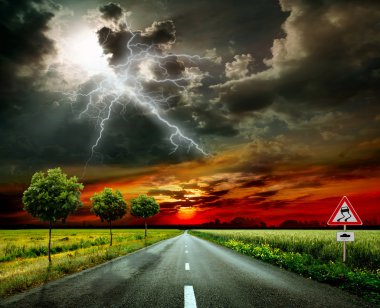 yol asfalt ve yıldırım