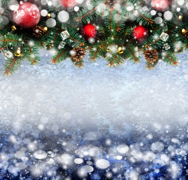 mavi bir arka plan üzerinde Noel ağacı dalı 